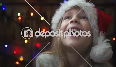 Çok gülümseyen çocuk düşen konfeti Noel ışıkları arka plan üzerinde seyir.