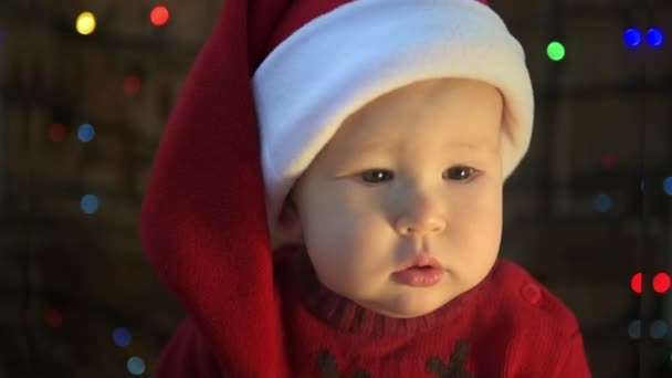 Lindo Niño Pequeño Sombrero Santa Sobre Fondo Luces Navidad Concepto — Vídeos de Stock