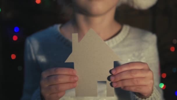 Glada Barn Santa Hatt Hålla Papper Hus Drömmer Nya Hem — Stockvideo