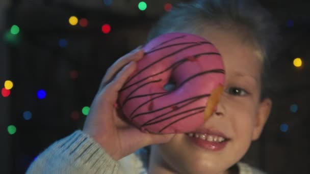 Úsměvem Holčička Drží Růžový Prstenec Nad Slavnostní Osvětlení Pozadí — Stock video