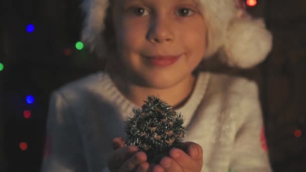 Schattig Meisje Dragen Kerstmuts Houden Van Kleine Kerstboom Glimlachen Fijne — Stockvideo