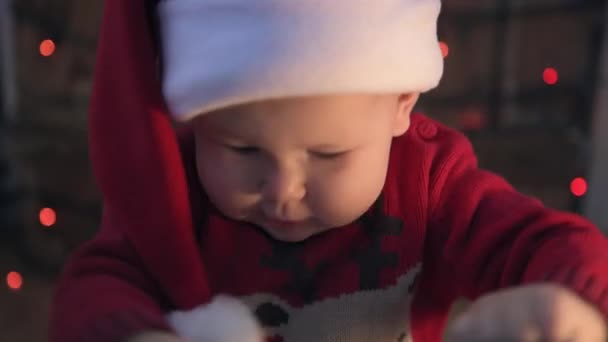 Söt Liten Santa Baby Undersöker Presentask Förbereder Sig För Jul — Stockvideo