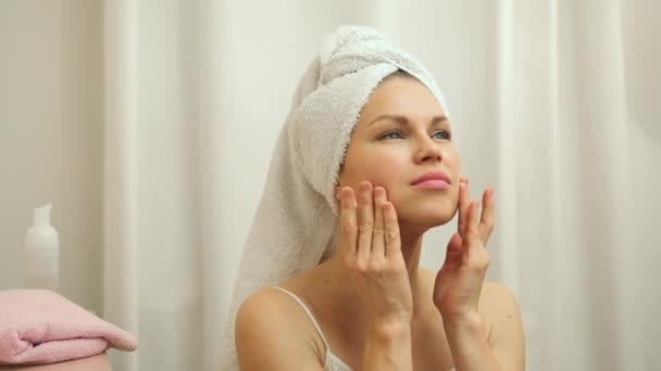 美しい女性は 化粧水シャワー後のタオルに包まれて 肌のケアや化粧品のコンセプト — ストック動画