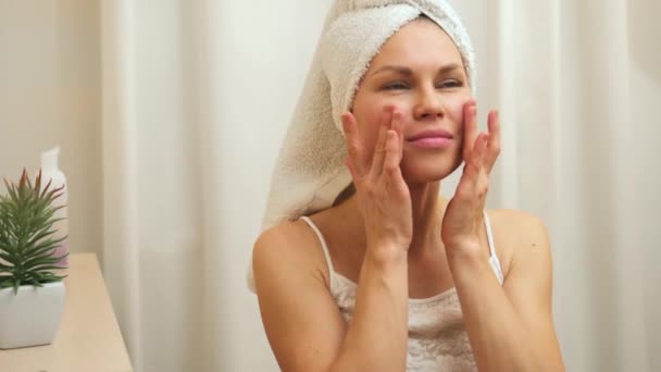 Jeune Femme Hydratante Peau Après Douche Belle Femme Massant Visage — Video