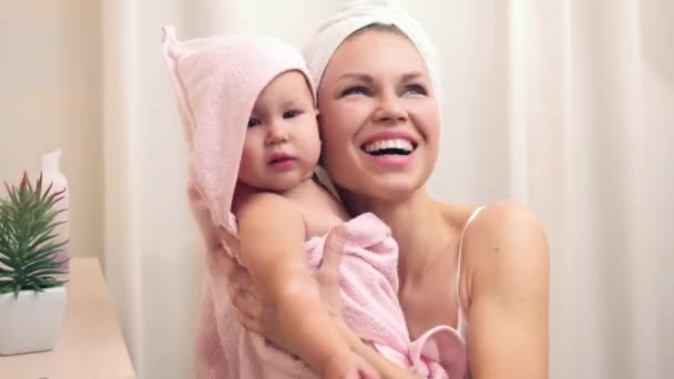 Levensstijl Baby Care Concept Moeder Bedrijf Schattig Kindje Gewikkeld Een — Stockvideo