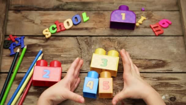 Enfant Construisant Une Pyramide Avec Des Nombres Concept Éducation — Video