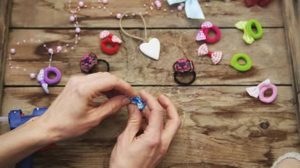 Moeder Dochter Lijmen Kleurrijke Bogen Scrunchies Samen Met Het Maken — Stockvideo