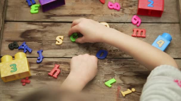 Schülerin Bringt Bunten Buchstaben Mit Dem Wort Schule Auf Holztafel — Stockvideo