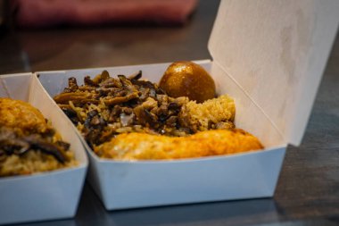 Klasik Tayvan geleneksel glutinous pirinç bento kutusu.