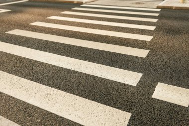 Beyaz yol işaretleri asfalt yüzeyinde yaya geçidini gösteriyor. Yüksek kalite fotoğraf