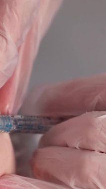 Güzellik ve hacim arttırma için dudak doldurma prosedürü. Yüksek kalite 4k görüntü