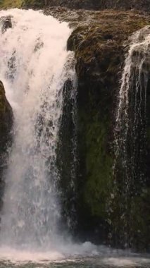 İskandinav topraklarında su akıntıları akan güzel bir şelale. Yüksek kalite 4k görüntü