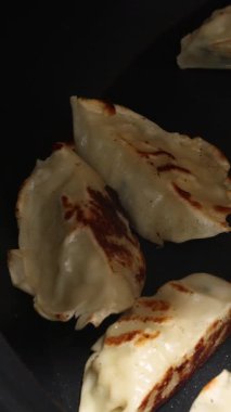 Ağır çekimde kızarmış hamur tatlısı. Yüksek kalite 4k görüntü