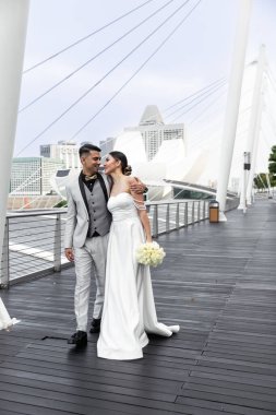 Dönme dolabın arka planında birbirine aşık güzel bir çift. Gelin ve damat. Yüksek kalite fotoğraf