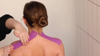 Kas ve deri düzeltmesi için Kinesio bant uygulaması. Yüksek kalite 4k görüntü