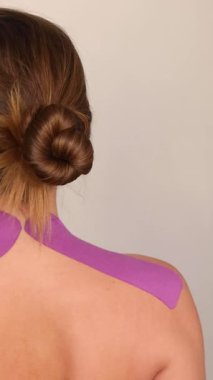 Kas ve deri düzeltmesi için Kinesio bant uygulaması. Yüksek kalite 4k görüntü