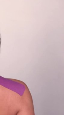 Kas ve deri düzeltmesi için Kinesio bant uygulaması. Yüksek kalite 4k görüntü