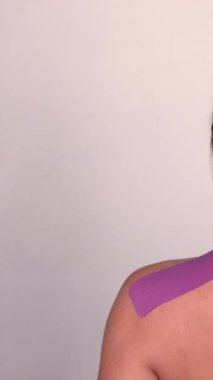 Kas ve deri düzeltmesi için Kinesio bant uygulaması. Yüksek kalite 4k görüntü