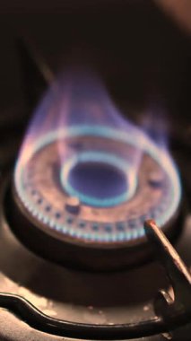 Ev yapımı pişirme işleminde gaz ocağı alevi. Yüksek kalite 4k görüntü
