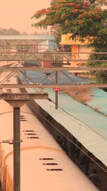 Tren raylarındaki Hint trenlerinin dış görünüşü. Yüksek kalite 4k görüntü