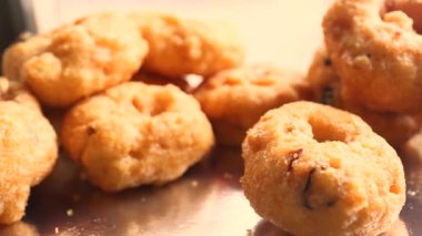 Geleneksel medu vada Hint sokak kafesinde hazırlanıyor. Yüksek kalite 4k görüntü