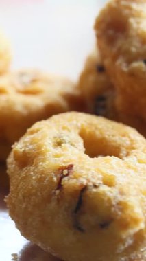 Geleneksel medu vada Hint sokak kafesinde hazırlanıyor. Yüksek kalite 4k görüntü