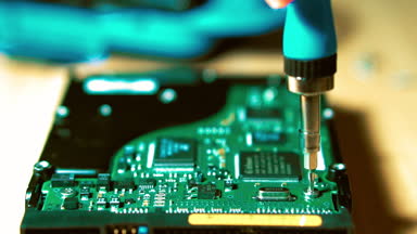 Sabit disk el aletleri kullanarak sökülmesi. Tornavida ile değiştirilebilir ekleri.