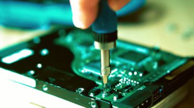 El aletleri yardımıyla sökülmesi. Tornavida ile değiştirilebilir ekleri.