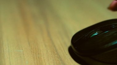 Bir el closeup sökmeye ve bilgisayar fare kapağını kaldırır.