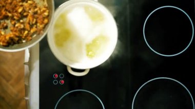 Mantar ev yapımı bir çorba yapmak bir el closeup. Dilimlenmiş ve bir tencerede kızartılır mantar.