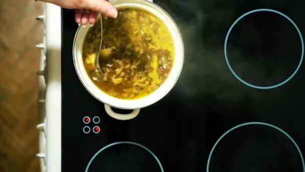 Vértes egy kéz, hogy a házi leves gombával. Kissé tejföl. — Stock videók