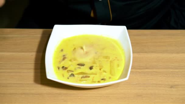 带蘑菇的自制汤的特写板。试着欣赏. — 图库视频影像