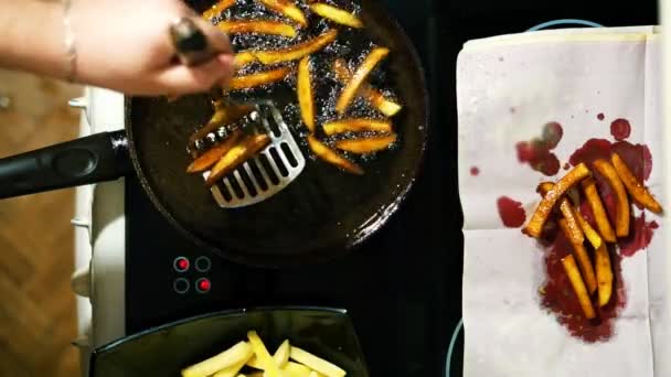 Προετοιμασία του σπιτικές τηγανητές πατάτες. ΠΑΤΑΤΕΣ ΤΗΓΑΝΙΤΕΣ βάλει σε ένα πιάτο με μια χαρτοπετσέτα. — Αρχείο Βίντεο