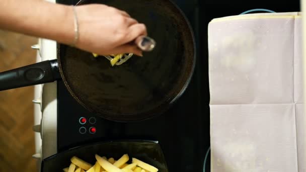 Gros plan des mains préparant des frites. Déposer délicatement les tranches tranchées dans une casserole avec du beurre . — Video