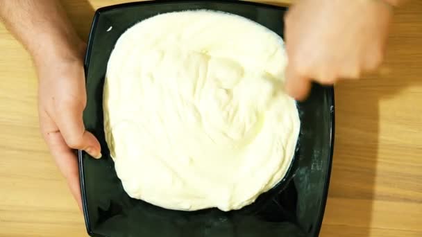 Piatto con panna acida e crema di latte. Mescolare accuratamente . — Video Stock