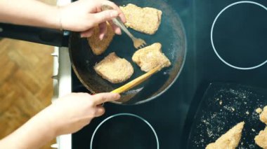 Kıyılmış et parçalarını fry. Hazır oldukları gibi onları dön.