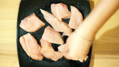 Eşit parça et. Yavaşça her dilim biber.