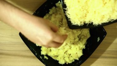 Bir fincan patates püresi. Ezilmiş peynir ekleyin. İyice karıştırmaya.