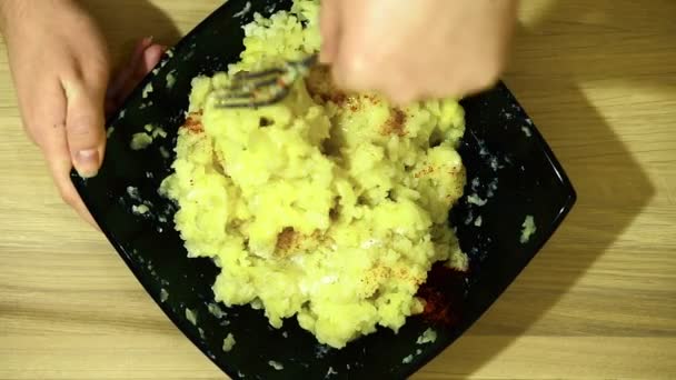土豆泥在杯子里。添加香料。彻底搅拌. — 图库视频影像