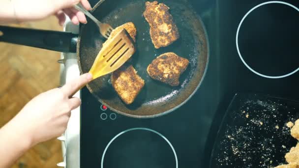 Faites frire des morceaux de viande hachés. Nous avons mis les tranches finies dans une tasse . — Video