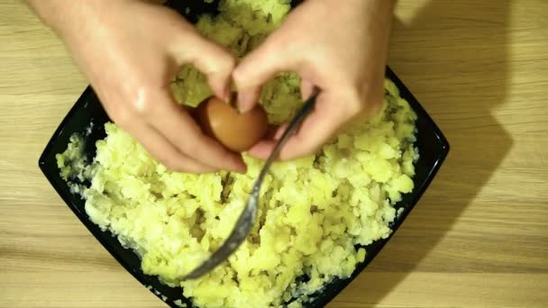 Purè di patate in una tazza. Aggiungere uovo crudo . — Video Stock