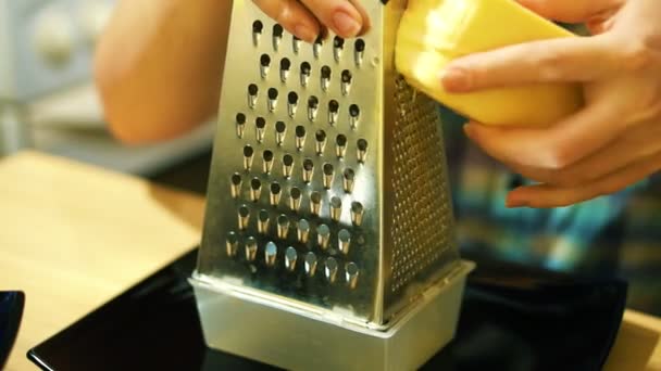 Grind sýr na mělké struhadlo. — Stock video