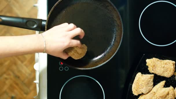 Friggere i pezzi di carne tritati. Padella calda . — Video Stock