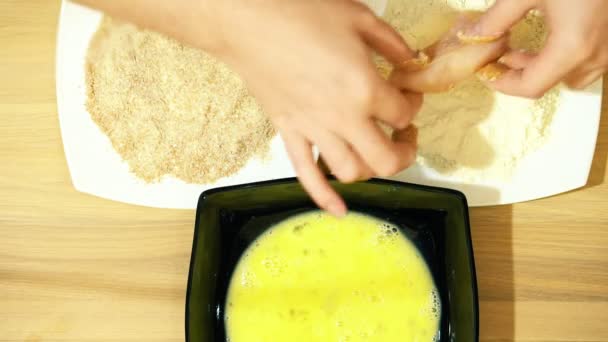 Tavuk eti parçaları roll un, çiğ yumurta ve ekmek kırıntıları. — Stok video