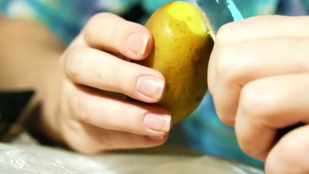 Pele cuidadosamente las patatas hervidas de la cáscara con un cuchillo . — Vídeos de Stock