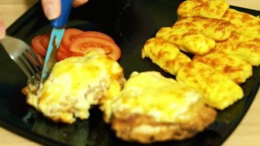 Ev Aperatif. Kızarmış patates yapışır. Peynirli tavuk parçaları. Yakın çekim. Taze domates taşlarla deneyin.