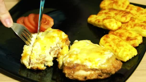 Σνακ για το σπίτι. Πατάτα σαγανάκι-μπαστούνια. Κομμάτια του κοτόπουλου με τυρί. — Αρχείο Βίντεο