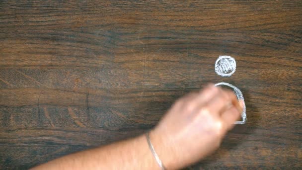 Närbild av en hand som utför en ritning. Att hjälpa en behövande äldre kvinna. — Stockvideo