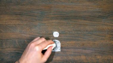 El closeup gülen çizer. Para birimlerinin karakter. Soru. Dolar, bitcoin, euro.
