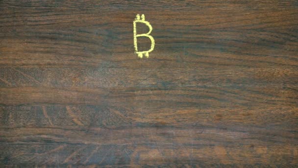 Closeup της χέρι στηρίζεται σε ξύλινη σανίδα. Τα σύμβολα είναι κρυπτο-νόμισμα. Bitcoin litecoin, monero, zcash, ethereum — Αρχείο Βίντεο